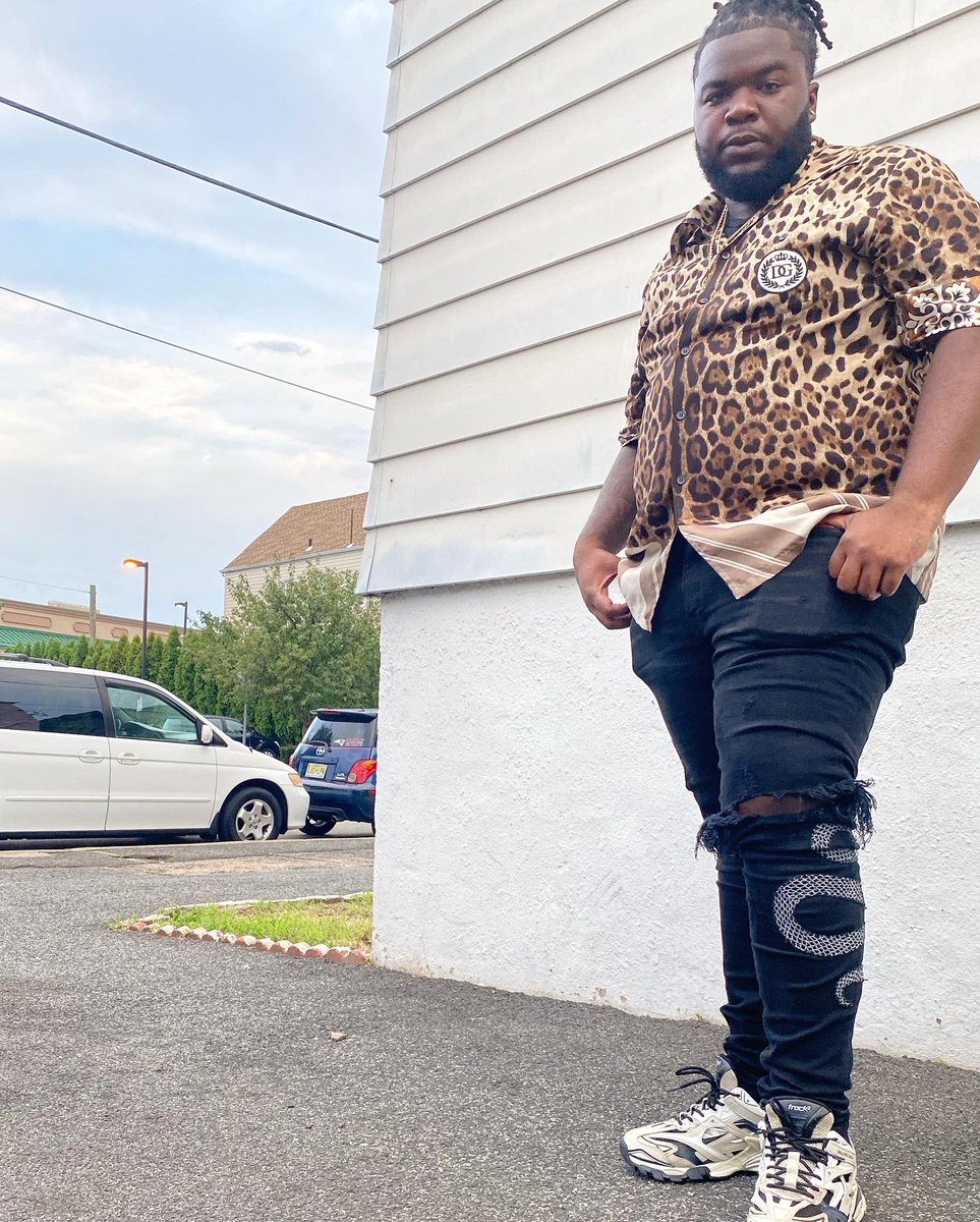Givenchy_gunna6's tweet photo. Tryna catch up to me, its gone be a whole lotta runinng...⛹🏾‍♂️💫💧 https://t.co/QPeD6BTyLL