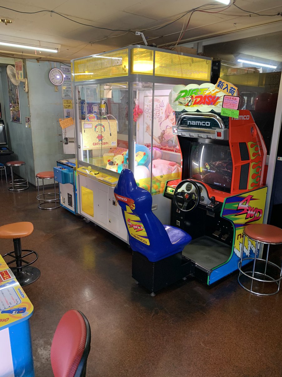cosmosyacho2's tweet photo. 先週に投入したドライブゲーム。ダートダッシュ。なんと1995年に稼働。
オイラまだかけ出しだった頃に出た、今となっては存在自体に意味がある25年前の機械。マメなスタッフがナイスなポップを作ってくれた。感心😁 https://t.co/0cukcmLRnY