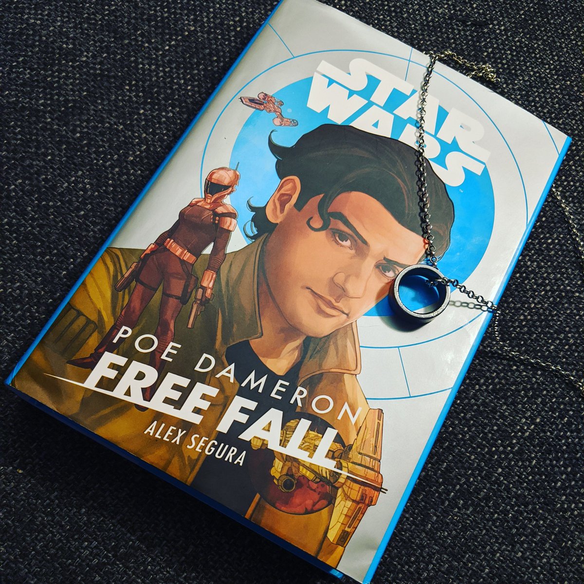 estelofimladris's tweet photo. Do you like Poe Dameron? Do you want to read an amazing romp/coming of age/ story of a dumpster fire? Just like great @StarWars stories? Go read #PoeDameronFreefall by @alex_segura!! I absolutely loved this book.
.
#starwars #starwarsbooks #poedameron https://t.co/FDU2ca4NEe