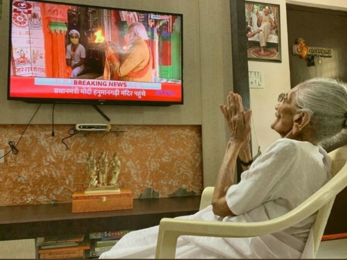 Rk_2140's tweet photo. What a proud mother 🙏🏿
Jai shree ram 🙏🏿 https://t.co/tBGGBbyD0T
