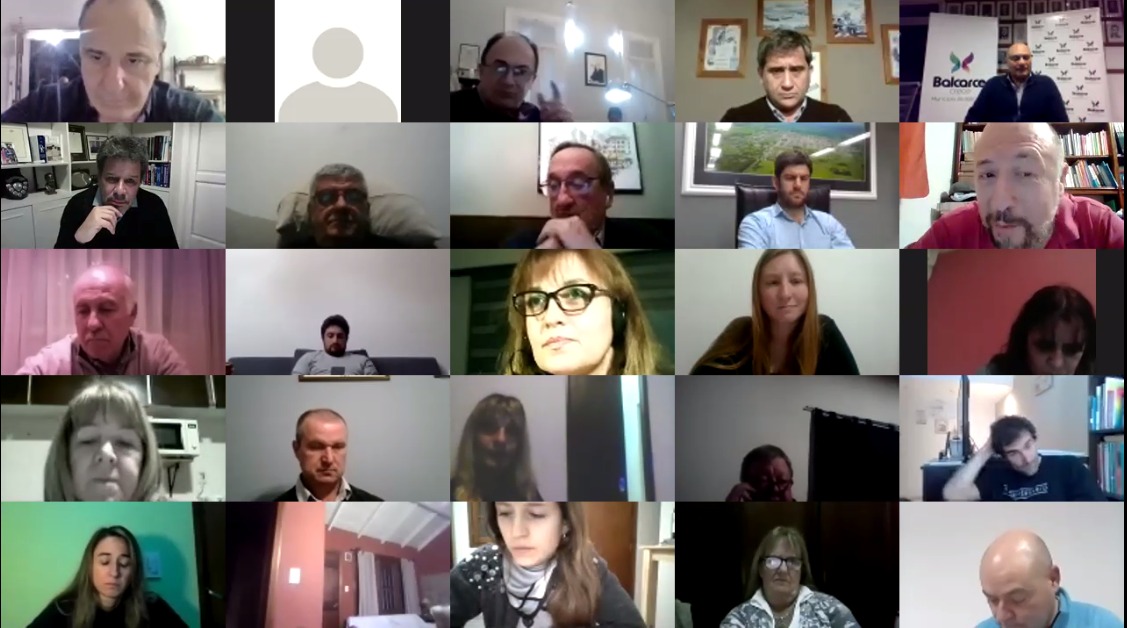 EstebanReinoUCR's tweet photo. Gracias @ManesF por esta charla junto a Intendentes, Legisladores Nacionales, Provinciales y miembros de los gabinetes locales donde pudimos debatir y pensar los Desafíos del Día Después para la Argentina que se viene. https://t.co/LQKAcSoCeb