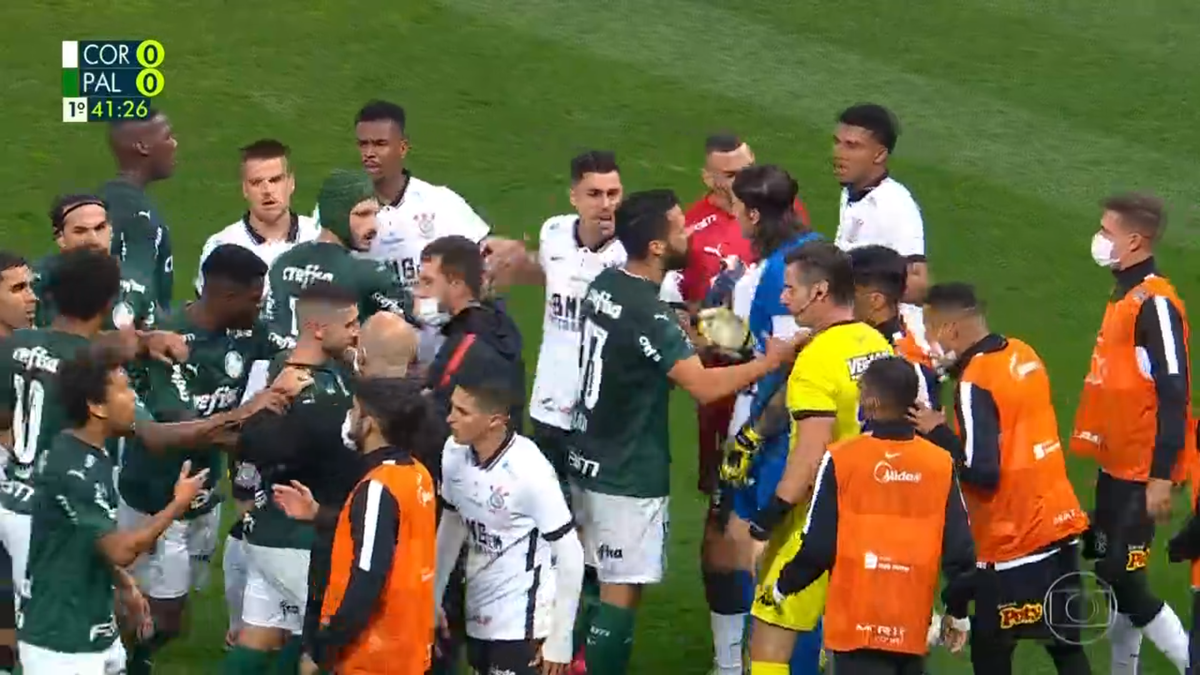 desimpedidos's tweet photo. Começou o clássico https://t.co/PiIiPaY2eD