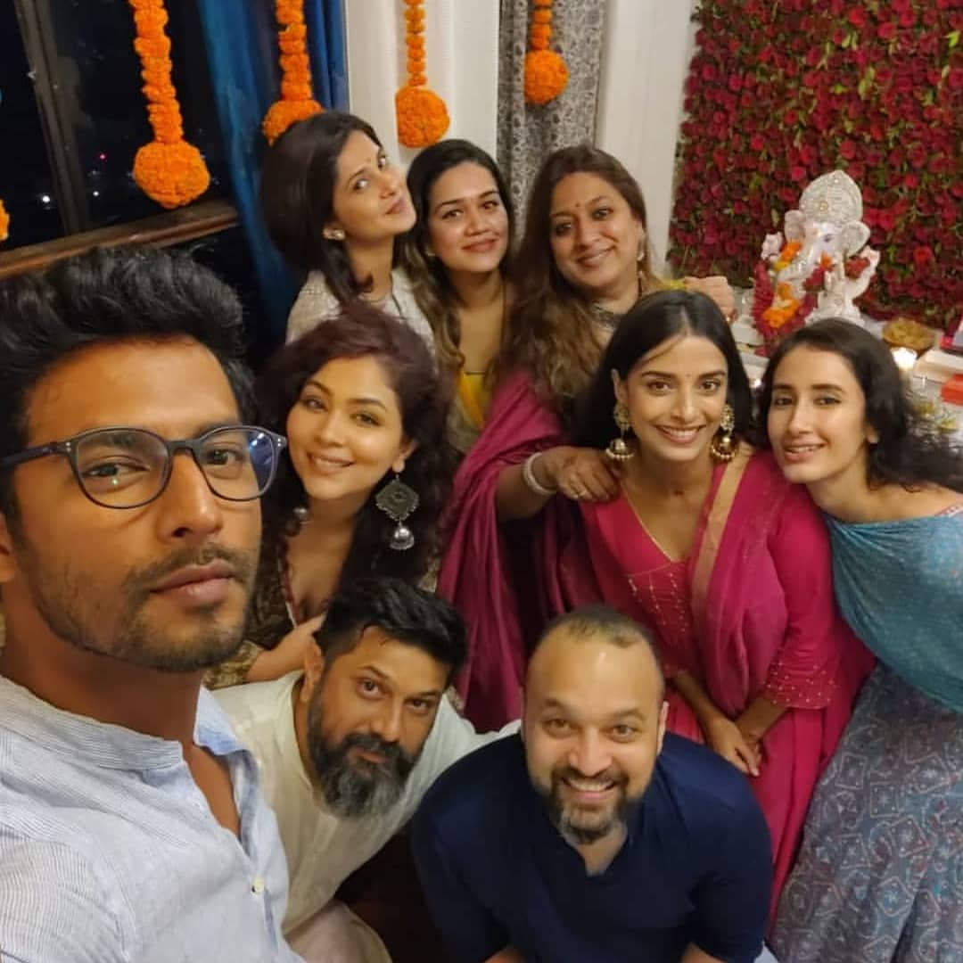 Day 6 - with friends  #jenniferwinget  #beyhadh  #beyhadh2  #bepannaah  #CodeM  #MayaAgain  #Saraswatichandra  #Maya  #DillMillGayye  #poojasharma  #kushaltandon  #aditigupta