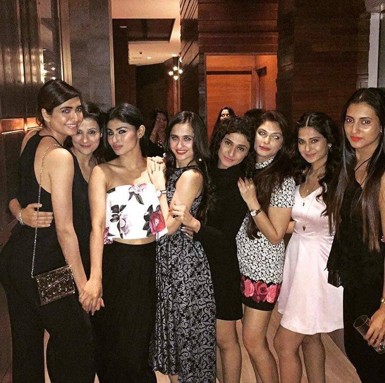 Day 6 - with friends  #jenniferwinget  #beyhadh  #beyhadh2  #bepannaah  #CodeM  #MayaAgain  #Saraswatichandra  #Maya  #DillMillGayye  #poojasharma  #kushaltandon  #aditigupta