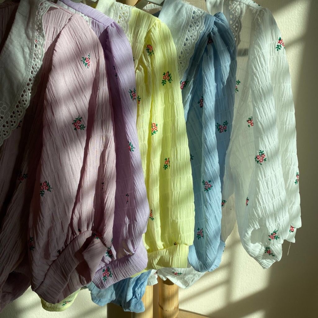 MakemebeauC's tweet photo. New inพร้อมส่ง เสื้อคอวีแต่งปกลูกไม้ ผ้าชีฟองเปลือกไม้ลายช่อดอกไม้เล็กๆจิ๋วๆน่าร้ากก ใส่สบาย 5สี ตามภาพเลยค่ะ อก38 ยาว18 รอบปลายแขน 11.5
149฿

#ครอปน่ารัก #เสื้อคอวี #เสื้อคอปกผู้หญิง #ผ้าชีฟอง #ครอปชีฟอง #ผ้าชีฟองลายดอกไม้ #ผ้าชีฟองเปลือกไม้ผ้าสวยอย่างดีจ้า #ครอปคอปก #ครอปคอวี https://t.co/qyWGCtG1QO