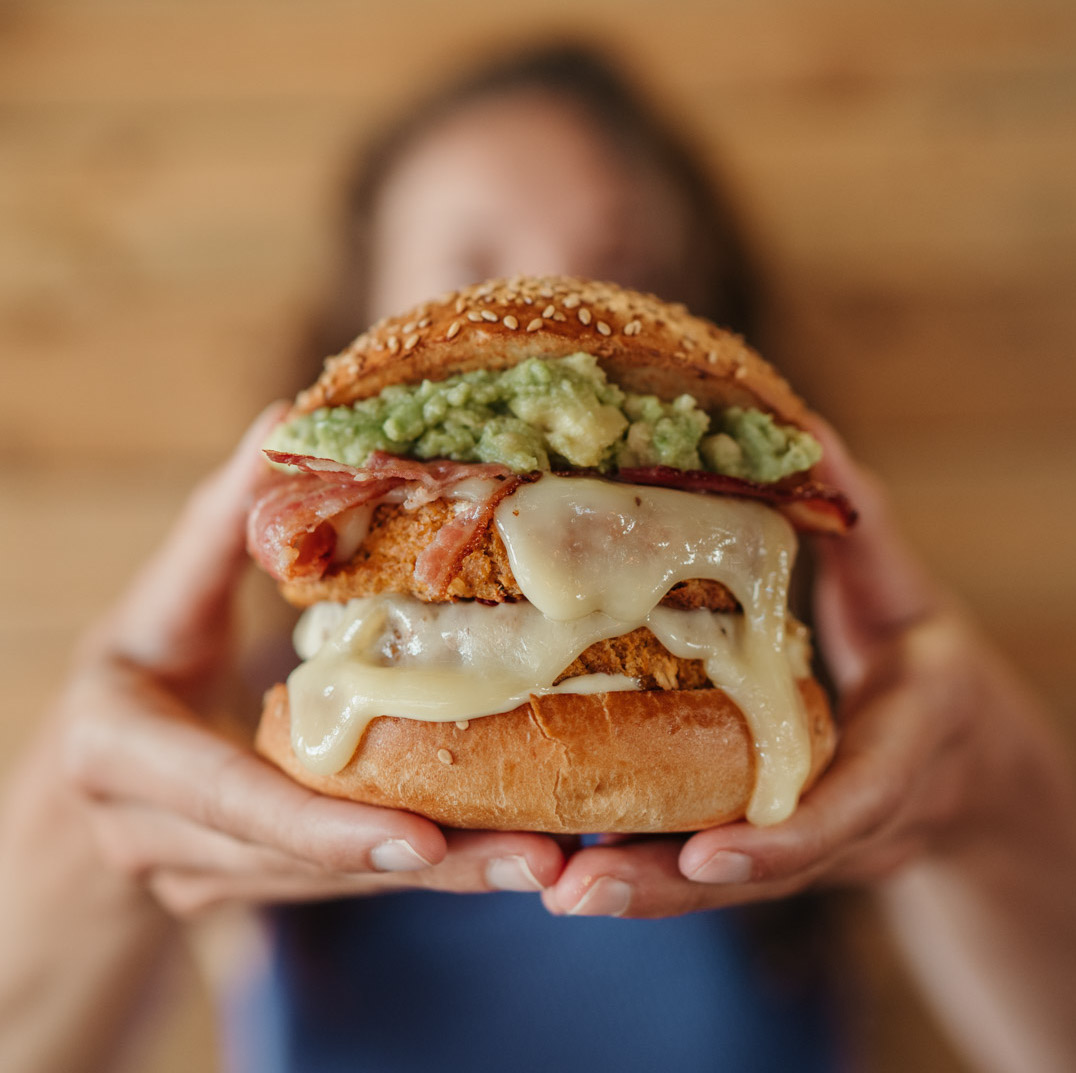 BioburgerFrance's tweet photo. C'est officiellement la #rentrée ! Plutôt team je noie mon chagrin en commandant #Bioburger ou je fête ça autour d'un bon #Bioburger ? (oui, dans tous les cas il y a @BioburgerFrance :)) https://t.co/9hJ9lPVWVx