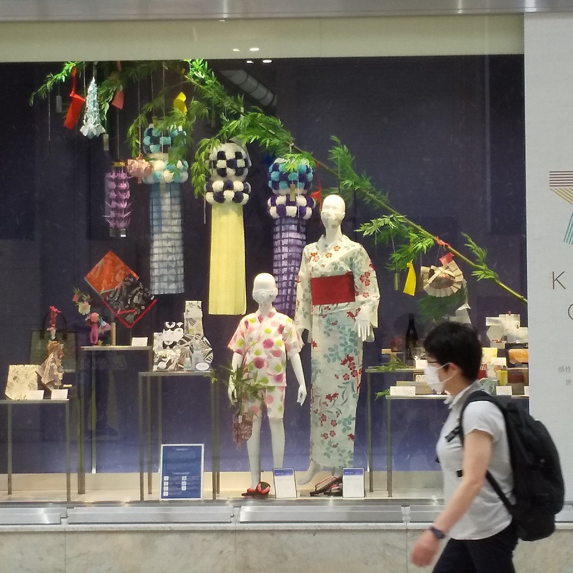河北新報オンラインニュース 仙台の大型百貨店 店頭の七夕飾りも コロナ禍を感じさせます 藤崎のショーウインドウ 七夕飾りの前でポーズをとる浴衣姿のマネキン親子はマスクを着用 吹き流しを背にした仙台三越のライオン像も大きなマスクを着けています