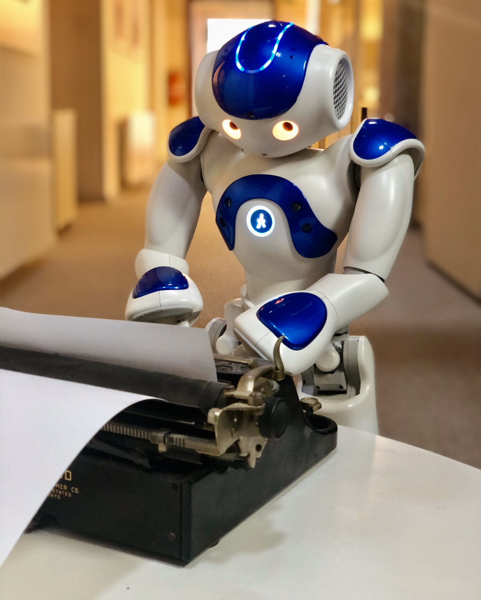 チェコ共和国 公式 ロボット という単語は カレル チャペックの戯曲 R U R 19 で初めて登場しました 100周年を記念し ロボットの書く演劇が来年チェコで初演予定 カレル大学の研究者を中心としたプロジェクトが進行中です T Co