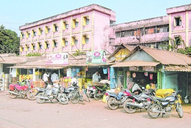 sambad_odisha's tweet photo. ରାଜ୍ୟର ପ୍ରମୁଖ ବ୍ୟାବସାୟିକ ପେଣ୍ଠସ୍ଥଳ ବୋଲି କୁହାଯାଉଥିବା ମାଲଗୋଦାମର ବିଭିନ୍ନ ଦେକାନ ଖୋଲିବା ନେଇ ନୂତନ ନିୟମ ଲାଗୁ ହୋଇଛି। ଏବେ ପ୍ରତି ବୁଧବାର ମାଲଗୋଦାମକୁ ବନ୍ଦ ରଖିବା ଲାଗି ନିଷ୍ପତ୍ତି ହୋଇଛି ।
https://t.co/SdzfF2Cu4x
#Malgodam #Cuttack @CMCCuttack #Odisha #Sambad https://t.co/9Gm8BJO8Er