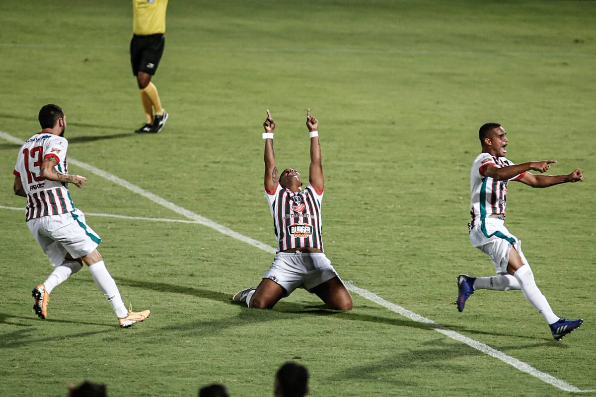 DiarioPE's tweet image. O maior voo do Carcará: #Salgueiro bate #SantaCruz nos pênaltis, faz história é é o primeiro clube do interior campeão Pernambucano bit.ly/3gB6xxo