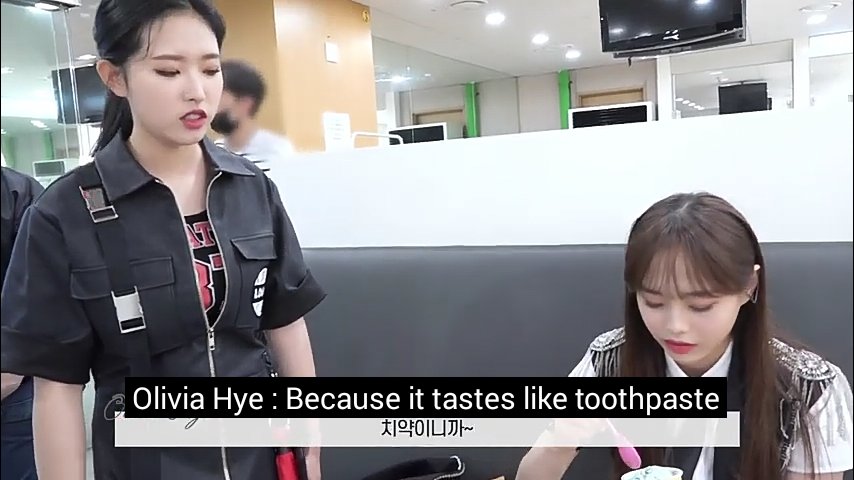 hyeheejinn's tweet photo. HYEJOO JUST STRAIGHT UP SAID CHUU'S EATING TOOTHPASTE 😭😭 https://t.co/2rv4qPxqwI