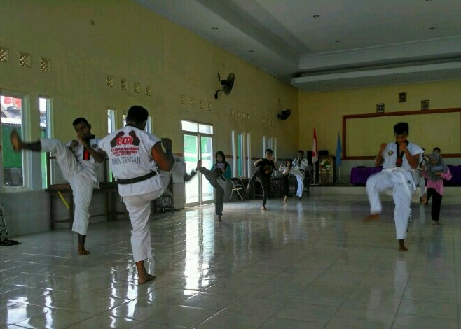 PBKodrat's tweet photo. Di tengah pandemi Covid-19, atlet Tarung Derajat Blora tetap semangat latihan
โUntuk melatih otot mereka, biar kuat karena Tarung Derajat bela diri yang full body contact," Ketum Kodratย Blora Edi Purwanto
๐ท : https://t.co/o3OHwGZezc
#TarungDerajatIndonesia #PBKodrat #AABoxer https://t.co/Yh0zLNEvxC