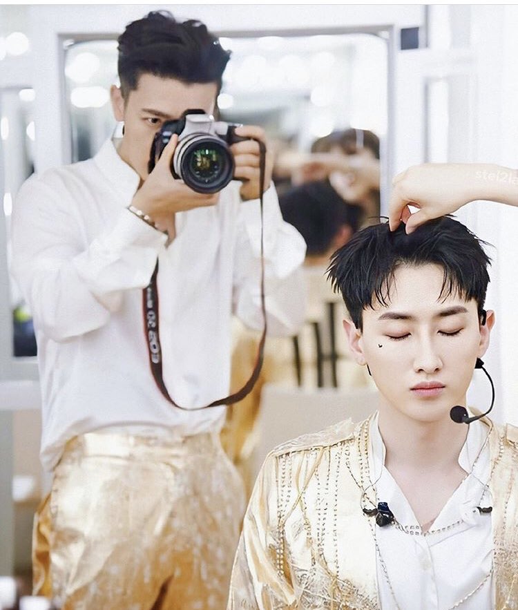 A thread of photographer Lee Donghae taking picture of Lee Hyukjae, the epitome of beauty.Photos and videos are not mine. Credits to original owners.
