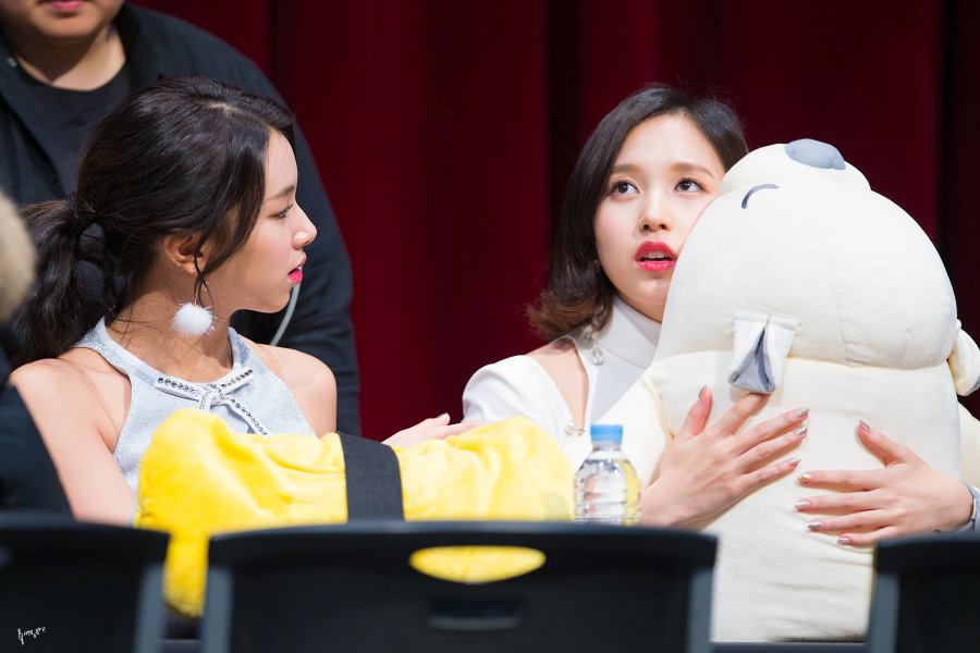 mina staring at chaeyoungchaeyoung staring at mina
