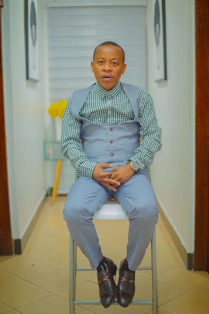 Tunaweza kuwa tulisoma wote, tunaweza kuwa tumezaliwa mtaa 1 darasa 1 hata kuzaliwa tumbo 1 lakini kwenye kutafuta maisha hatuwezi kuwa sawa hata siku 1 kila mtu Mungu anampa alicho mpangia