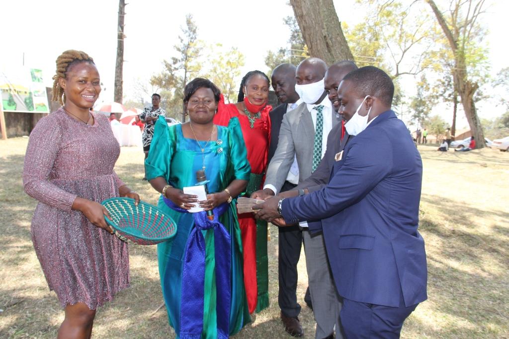 BabiryeKabanda's tweet photo. Twatemye evunike ery'okutandika omulimu gw'okudabiriza ennyumba y'obwapokino ku mbuga ye ssaza wano e Masaka eyitibwa Buddukiro nga eno egenda kuwementa obukadde 275 eza Uganda. https://t.co/QvSqHyNr9R