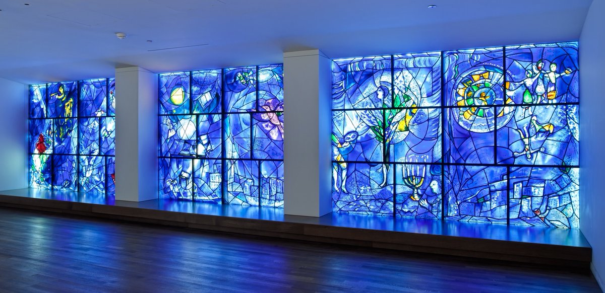 Brindille_'s tweet photo. En collaboration avec Charles Marq (maître-verrier), Marc Chagall crée 86 vitraux à travers l'Europe, Israël et les États-Unis. 
De gauche à droite, la musique, la peinture, la littérature, l'architecture, le théâtre et la danse 
🔹 Art Institute of Chicago @artinstitutechi 🔹 https://t.co/LdcJF4rxhq