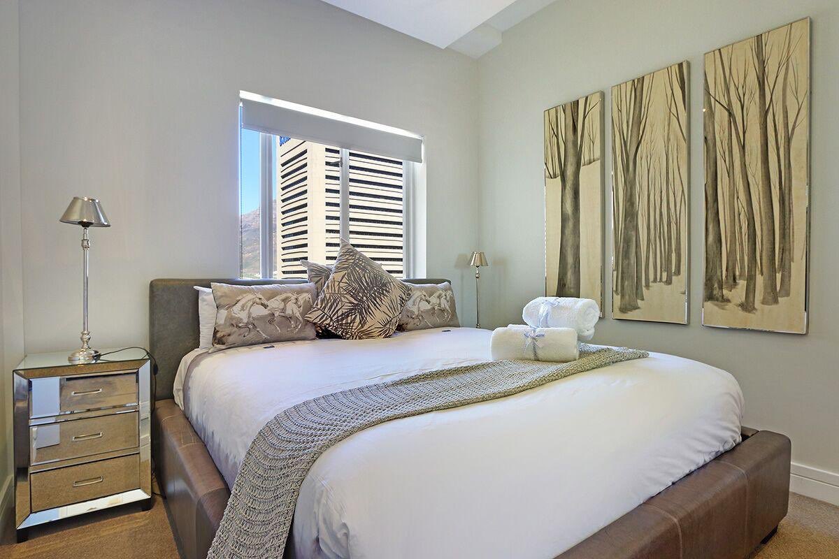 Cape Town, South Africa, is today's feature apartment.
This 2 bedroom serviced apartment has amazing mountain and sea views and is situated minutes away from the Cape Town International Convention Center.
Go to myresidence.africa to request a price.
#homeawayfromhome #Africa