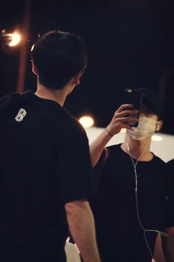 A thread of photographer Lee Donghae taking picture of Lee Hyukjae, the epitome of beauty.Photos and videos are not mine. Credits to original owners.