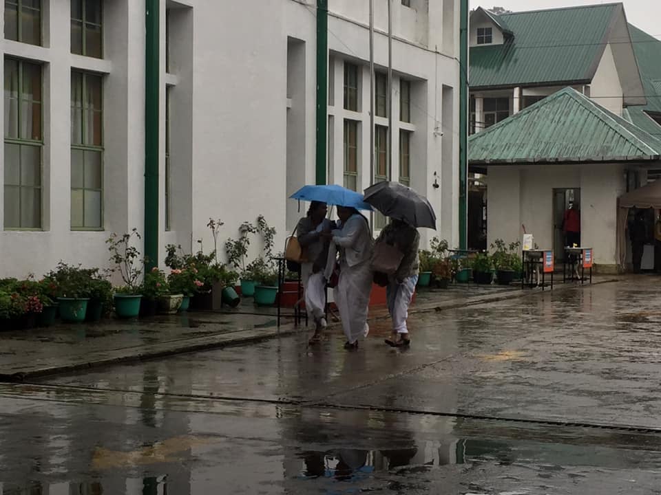 newsdotlk's tweet photo. දැඩි වර්ෂාව මධ්යයේ නුවරඑලිය දිස්ත්රික්කයේ ඡන්ද ගණන් කිරීමේ කටයුතු අද පෙරවරු 8.00ට ආරම්භ විය.
#General_Election_2020
https://t.co/XhyPZqEYQK https://t.co/sZhl4MOoT1