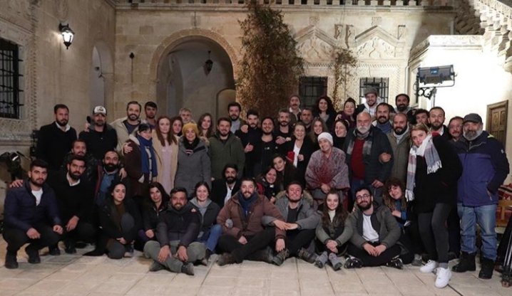 ZeynepHercaiCL's tweet photo. Un gusto siempre de compartir con ustedes,espero que pronto estemos reunidos viendo la siguiente temporada🦋🌸
suerte en todo y los quieros😘🍀
@AzizeAslanbeyCL @CihanSadogluCL  @flack_ny @HazarSadogluCL @FiratDemiralpCL
 #HercaiFinalDeTemporada 🐎🇨🇱 https://t.co/Fh8anxcKT5