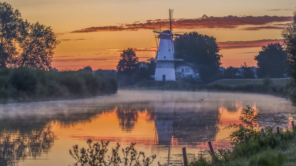 Betuwefotograaf's tweet photo. Prachtige mistflarden over de Linge vanochtend vroeg bij de Molen in Deil. @helgavanleur @mrmiddendorp @MarcdeJongRTL @BuienRadarNL @OmroepGLD @BuitenGewoonGLD @Lingestreek @ServaasStoop @lauravanderblij @Talpaweer @Weerplaza #goedemorgen @rbtrivierenland @WilliamHuizinga #betuwe https://t.co/2qcyntwSxz