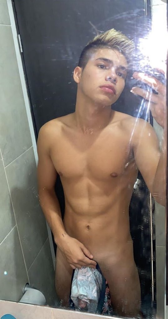 Buenas noches bebes😈😈😈
Si llega a 1000 RT LA SUBO SIN NADA Y mostrando mi culo😈😈😈