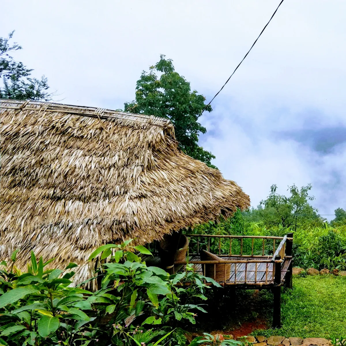 IWTKQuiz's tweet photo. Did you know that some residents in Meghalaya cover their roofs with grass. 

This is to make sure their houses are sound proof during the heavy rains. 

#GreatIndianFact #FunFactz #MumbaiRains https://t.co/p2Je3RPkdZ