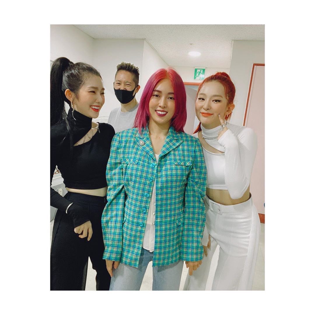 Baejoohyunews's tweet photo. [PHOTO] 200806 #IRENE &amp; #SEULGI <#Naughty> Goodbye Stage @ SBS ‘Inkigayo’ — _spella Instagram Updates #RedVelvet_IRENE_SEULGI @RVsmtown #ThankYouASeul (200726)
https://t.co/7cqY9pNuRn
https://t.co/qUkjq5GZaW https://t.co/VEZPNT3DnN