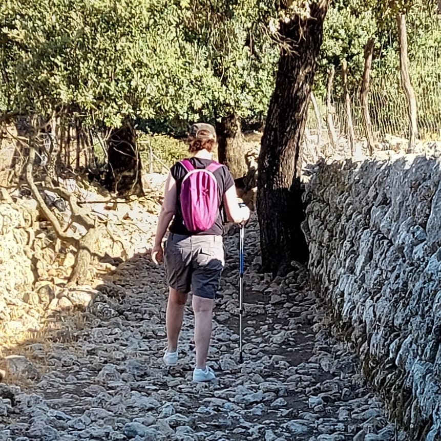 Camino lleno de piedras, el cual logré pasar con mi discapacidad y falta de equilibrio, en el camino de mi vida, ha vuelto a aparecer una piedra, tercer diagnóstico en mi salud, piedra que sortearé como lo hice en la foto 😊 disfrutad de la vida. Eso sí, por favor con las tres M