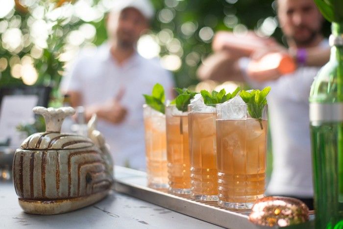 WienInfoB2B's tweet image. Das Who‘s who der heimischen Barszene präsentiert seine Signature Drinks beim #LiquidMarket. 🍹 Das heute stattfindende »Tiki Match« lädt zum Verkosten tropischer Cocktail-Kreationen. Auf keinen Fall verpassen! wien.info/de/lifestyle-s… © Medianomia/Liquid Market