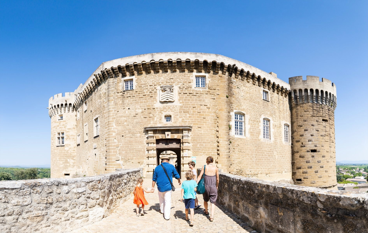 Château de Suze-la-Rousse :
Tous les vendredis après-midi, jusqu'au 14 août, venez découvrir les secrets du nougat ! Le château de Suze-la-Rousse accueille le nougatier Chabert &amp; Guillot pour des démonstrations et propose un stand dégustation. #nougat