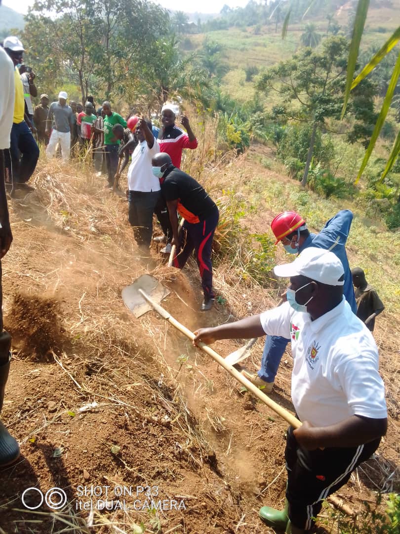 GabbyBugaga's tweet photo. #Burundi jeudi-environnement; traçage des courbes de niveau sur la colline #Rutumo sous la houlette de Consolateur Nitunga Gouverneur de @RumongeProvince accompagné des chefs des services provinciaux. Il n'en a profité pour visiter la centrale hydroélectrique #Ruzibazi https://t.co/NTSzxwxHa3