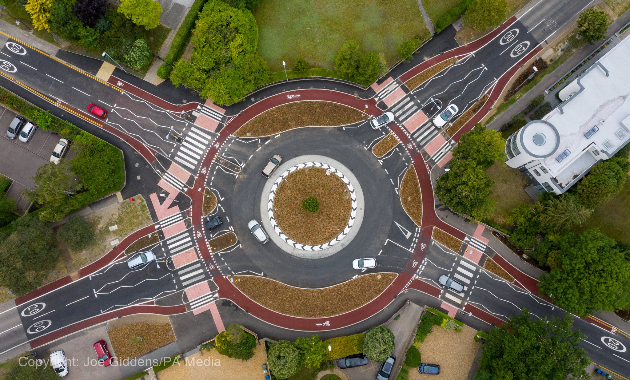 تويتر \ 🚶‍♀️🚶‍♂️🚴🚍⚡▶️ #COP27 على تويتر: "cont'd: via @jjgiddens : The  UK's first Dutch-style roundabout which prioritises cyclists and  pedestrians over motorists has opened in Fendon Road, Cambridge  https://t.co/svxsGv8nAl"