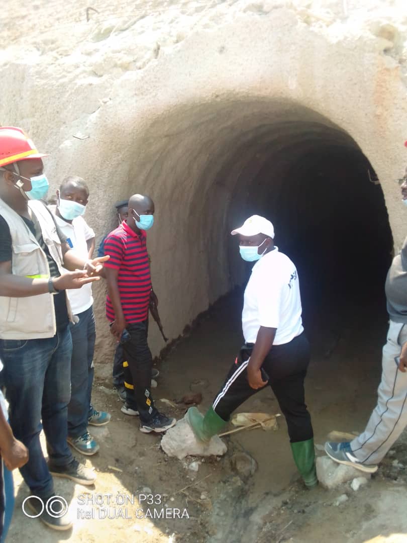 GabbyBugaga's tweet photo. #Burundi jeudi-environnement; traçage des courbes de niveau sur la colline #Rutumo sous la houlette de Consolateur Nitunga Gouverneur de @RumongeProvince accompagné des chefs des services provinciaux. Il n'en a profité pour visiter la centrale hydroélectrique #Ruzibazi https://t.co/NTSzxwxHa3