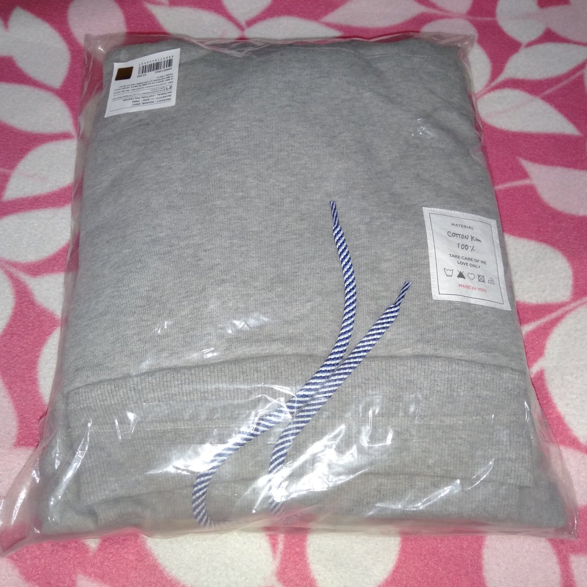 EXO_Suho_Kath's tweet photo. I tried it and OHMYGOD, BEST SPEND IN 2020! WORTH ALL THE MONEY 💸👌🏻 I was worried because it's only 1 size. It's very hugeee but perfect for boyfriend hoodie style 💜💜💜 #SUHO #MadeInYou #O2asis https://t.co/dZ8dAUhcNz