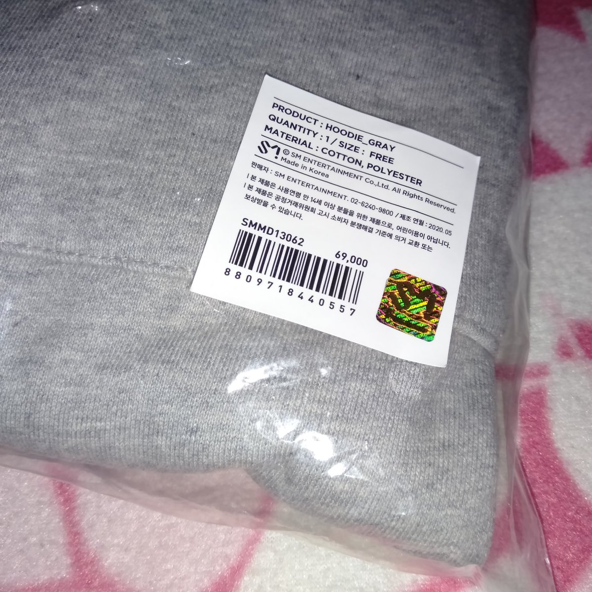 EXO_Suho_Kath's tweet photo. I tried it and OHMYGOD, BEST SPEND IN 2020! WORTH ALL THE MONEY 💸👌🏻 I was worried because it's only 1 size. It's very hugeee but perfect for boyfriend hoodie style 💜💜💜 #SUHO #MadeInYou #O2asis https://t.co/dZ8dAUhcNz