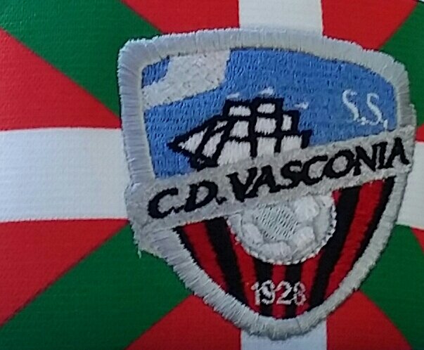 vasconiacd's tweet photo. ZORIONAK ASIER eta ANDER !!.
Los jugadores ASIER OLANO (2004) y ANDER EZPELETA (2008) han sido fichados por la @RealSociedad ⚪🔵⚪🔵para la próxima temporada. 
Desde el @vasconiacd 🔴⚫🔴⚫nos alegramos mucho por ellos. 😗⚽️
Zorte on bikote !!!⚽️🙋‍♂️ https://t.co/JMrsDu6n32