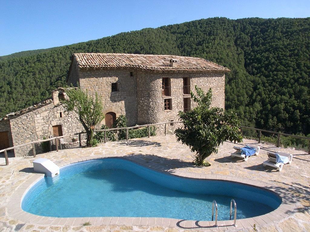 RuralVerd's tweet photo. Setmana de somni en una casa pairal de l'Alt Urgell. Sala de jocs, un petit cinema, gimnàs amb sauna, piscina exterior i  climatitzada interior, porxo de 100 m². Setmana 15-22/08, 10 persones 2900 €.

#ruralverd #estiu #vacances #ofertacasarural #ofertaestiu #ofertaagost #oferta https://t.co/lN8CtrnPMH