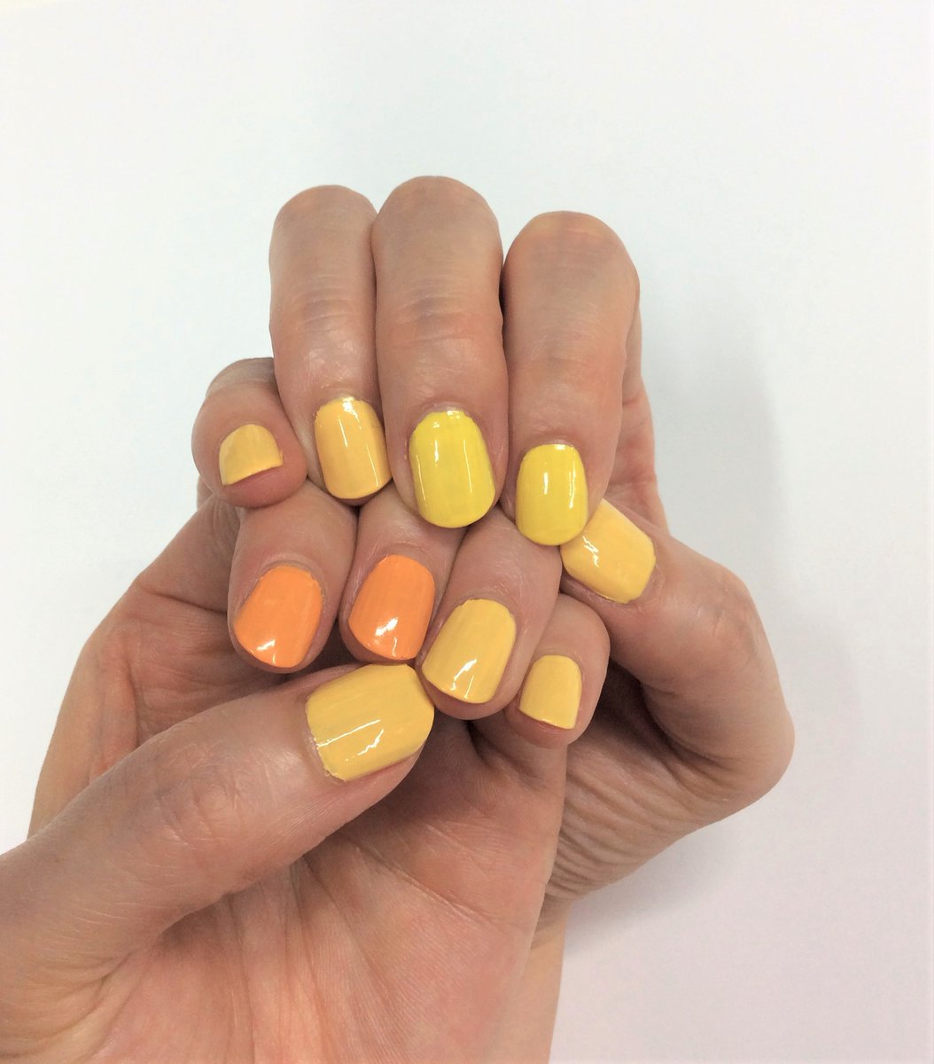 公式 胡粉ネイルの上羽絵惣 夏期限定色 はちみつ と 定番色 バナナ おみかん をくらべてさん 人差指 中指右手が バナナ 左手が おみかん ほかの指は はちみつ です あめちゃんシリーズは8月末までの販売ですので お急ぎ