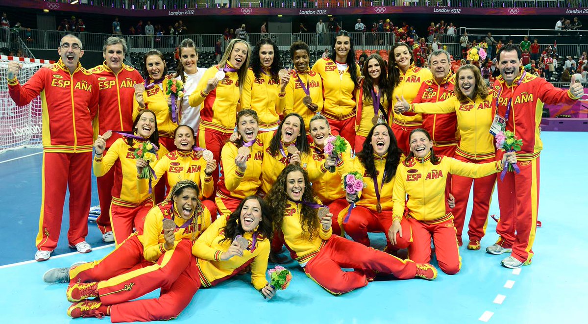 RFEBalonmano's tweet photo. 🇪🇸 @EliPinedo, @patripinedo, @IsabelOrtuo7, Vanesa Amorós...una generación cantera de algunas de las mejores jugadoras 🙌

📁 Estamos analizando en #GenBalonmano a todas las generaciones del #Balonmano español

📝 Descubre a la Generación 1981/1982 👉🏻 https://t.co/FgxhCmQyxS https://t.co/ZpnmJ6qln0