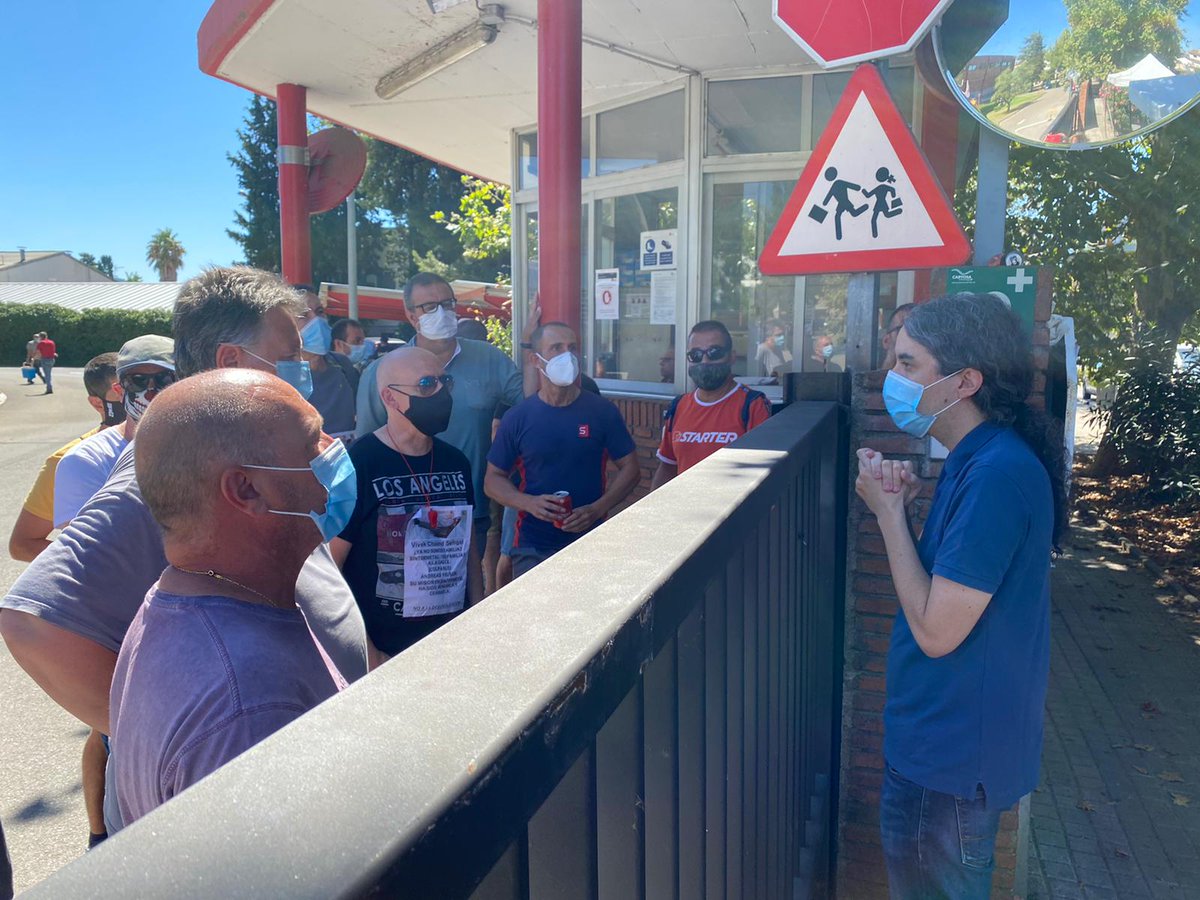 AjRipollet's tweet photo. L'alcalde @jmosunalopez ha visitat aquest migdia els treballadors de #Sintermetal, que mantenen la seva protesta contra el tancament de l'empresa. #Ripollet https://t.co/016eC3O8kH