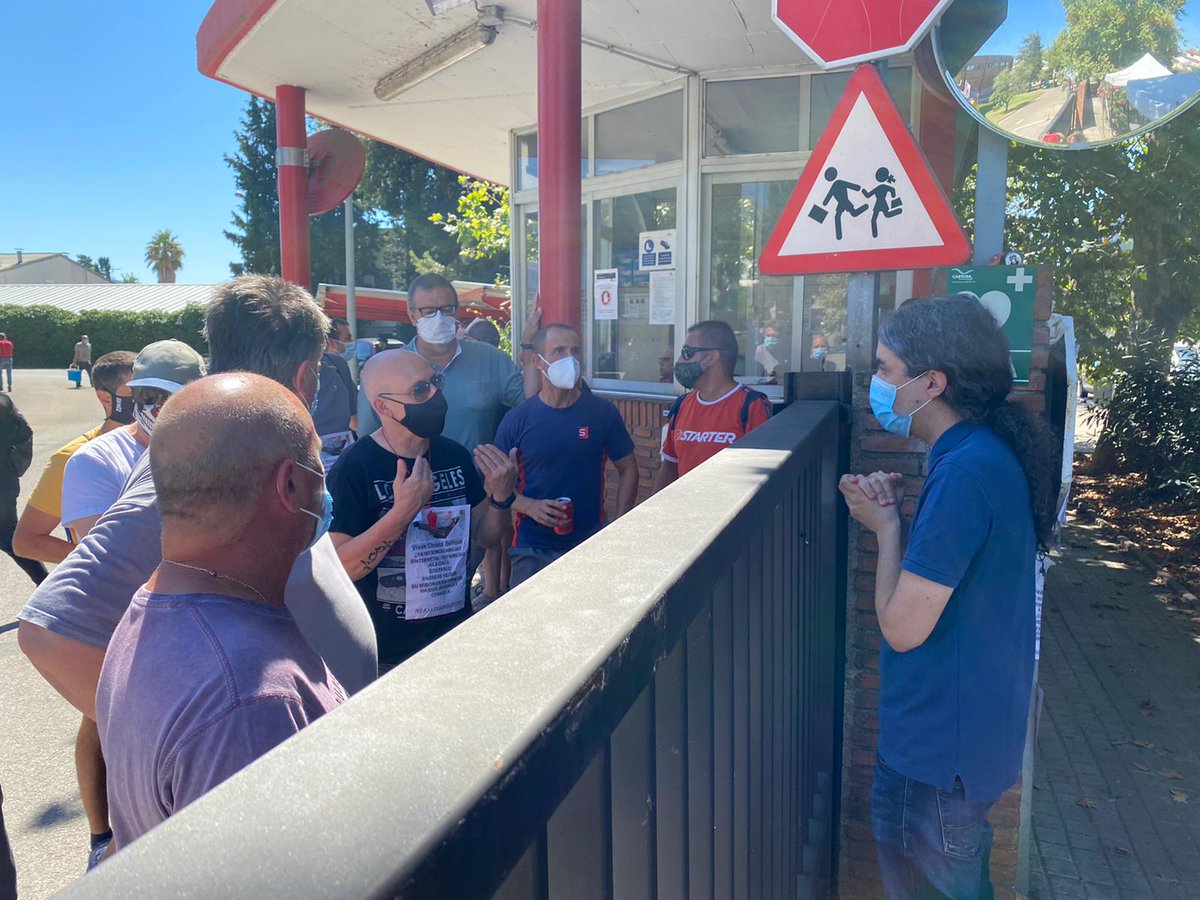 AjRipollet's tweet photo. L'alcalde @jmosunalopez ha visitat aquest migdia els treballadors de #Sintermetal, que mantenen la seva protesta contra el tancament de l'empresa. #Ripollet https://t.co/016eC3O8kH