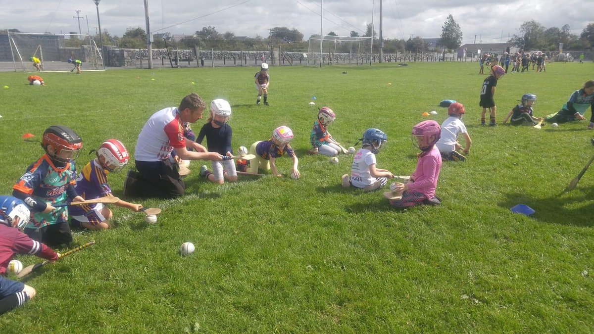 Great fun and learning @Galway_Cul_Camp @KelloggsUKI @kinvaragaa #lotsofskills being passed on @CoachingGalway @DaithiHuban @RachelCurtin3