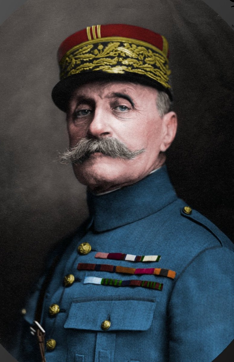 Le 6 août 1918 Foch est élevé au rang de Maréchal de France 
Il fut en 1919 nommer Maréchal du Royaume-Uni un titre dont seulement deux Français peuvent se venter de posséder s'ajoutent à sa collection le poste de Marechal de Pologne et le au siège de l'Académies Française.