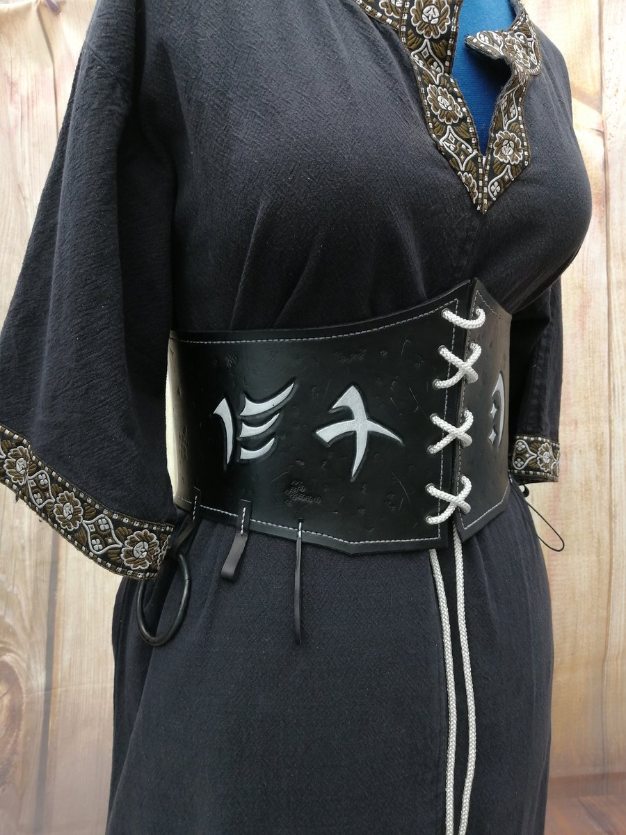 TheSmokinSmithy's tweet photo. Finally sorted out my photography area and got some photos of the #belt I made for an #empirelarp character
#Corsetting at the front, adjustable straps at the back, detailed with #Wintermark #Runes and textured to give the feeling of age and use. https://t.co/ssT1ahKCHC