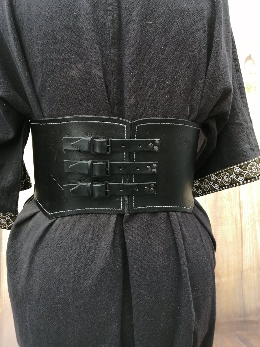 TheSmokinSmithy's tweet photo. Finally sorted out my photography area and got some photos of the #belt I made for an #empirelarp character
#Corsetting at the front, adjustable straps at the back, detailed with #Wintermark #Runes and textured to give the feeling of age and use. https://t.co/ssT1ahKCHC