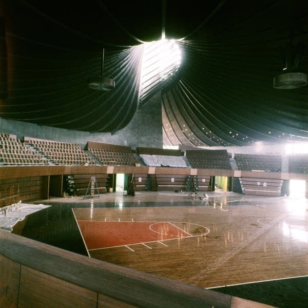 En estos momentos se tendría que estar celebrando TOKYO 2020, los Juegos Olímpicos de 1964 descubrieron un Japón moderno liderado por la arquitectura y el diseño. Kenzo Tange construyó el Yoyogi National Gymnasium, que albergaría la natación, saltos....
nytimes.com/2020/07/30/art…