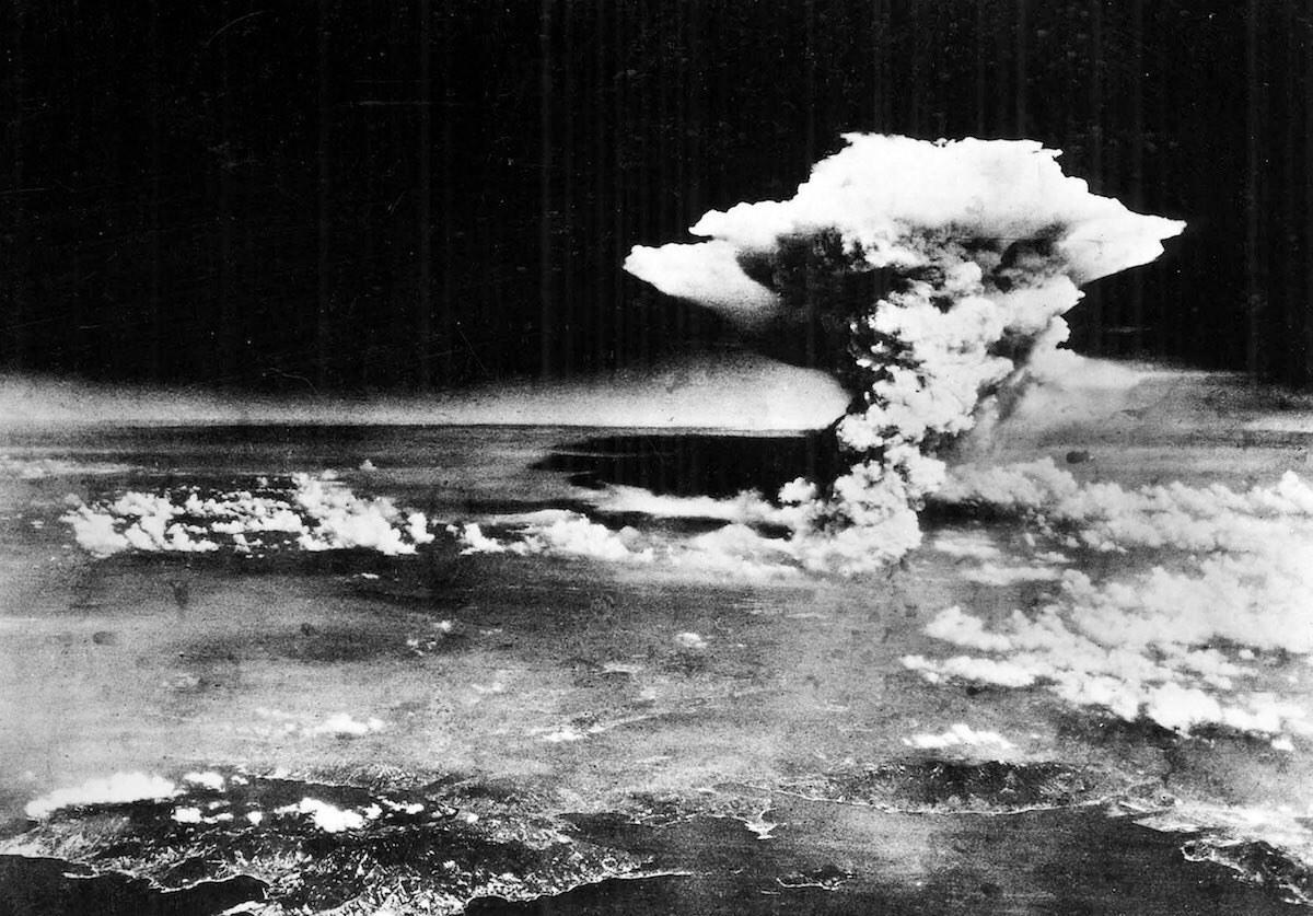 ChronoFil's tweet photo. 6 août 1945 : Pour faire plier le Japon, les Américains lance une bombe atomique de 16 kilotonnes sur Hiroshima.

Larguée par le B-29 « Enola Gay », la bombe « Little boy » explose à 580 m au dessus du sol et rase la ville sur 12 km, causant instantanément près de 80 000 morts. https://t.co/p9YPm0tNNz