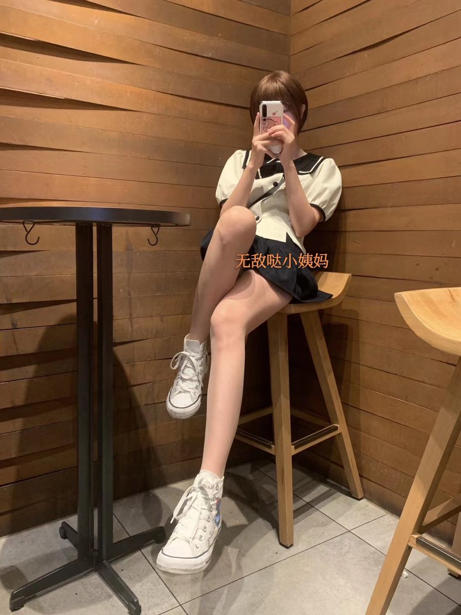wudidexiaoyima's tweet photo. 难得星巴克没有人呀～ヽ( ￣д￣;)ノ🧦🧦来自 @yaoguaisenlin
#stocking 
#恋足
#美腿
#丝袜
#fetish 
#腿控 
#美脚 
#feet https://t.co/rUED72T4C5